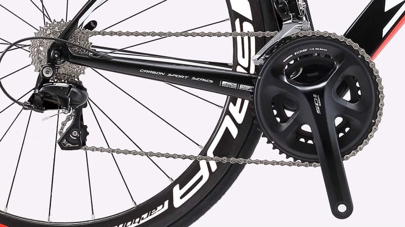 bicicletas electricas de carretera sistema transmisión Este es un aspecto importante a la hora de seleccionar una bicicleta de carretera ya que el sistema de transmisión de tu bicicleta va a depender de tu rendimiento, del nivel de tus rutas o de tu estado físico. En la actualidad existen un gran catálogo de transmisiones por lo que puede ser algo confuso determinar cual es aquel que se adapta mejor a nuestras necesidades.