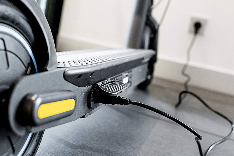 mejores patinetes eléctricos calidad precio cargando patinete electrico