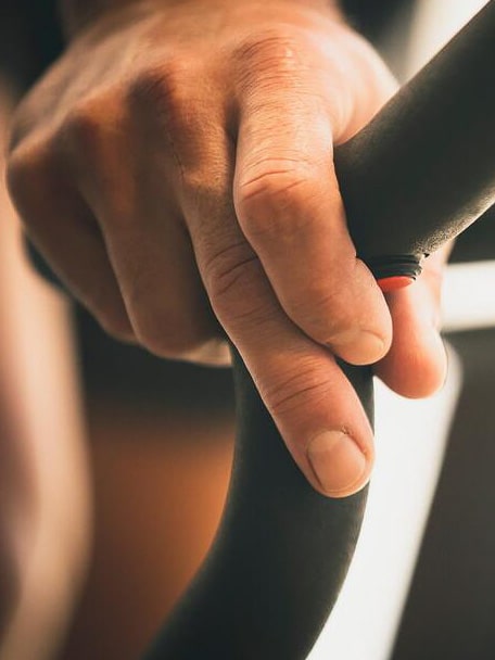 A pesar de que la Zycle Smart Bike no monta una consola, esta bici de ciclo indoor está especialmente diseñada para poder conectarse con un dispositivo que tenga instalado cualquiera de las app de ciclismo del mercado. Me gusta es poder "sumergirme" 